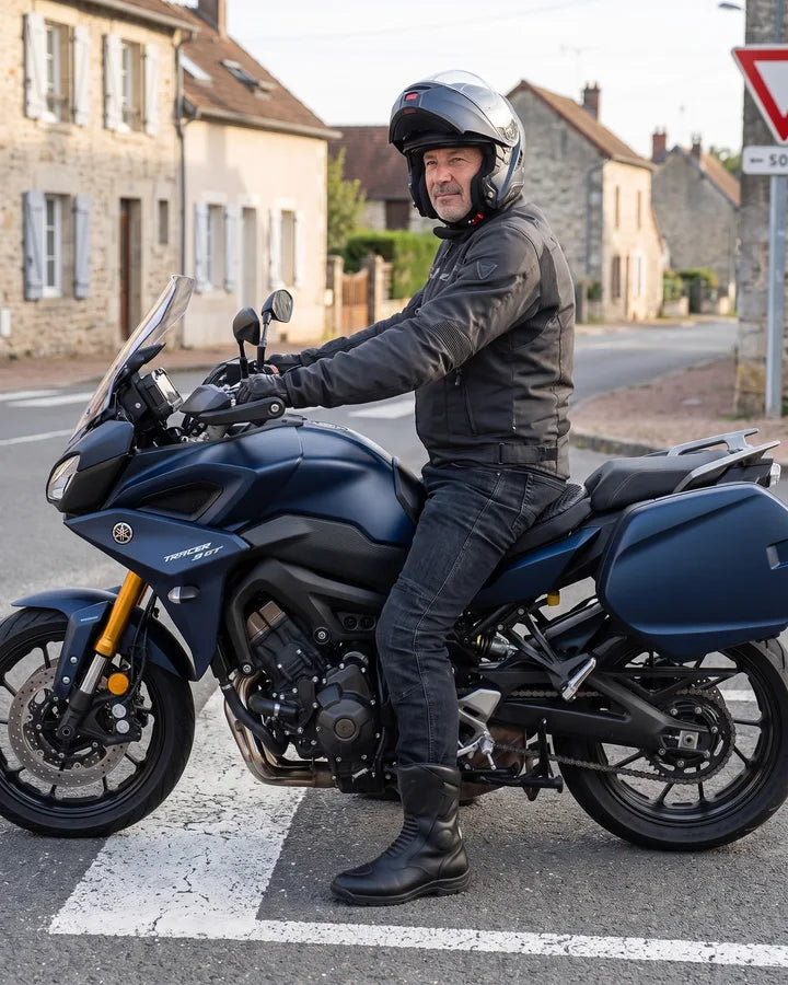 Motorradfahrer an einem Stoppschild angehalten, die Füße flach auf dem Boden, mit dem SelleZen-Kissen auf seinem Sitz